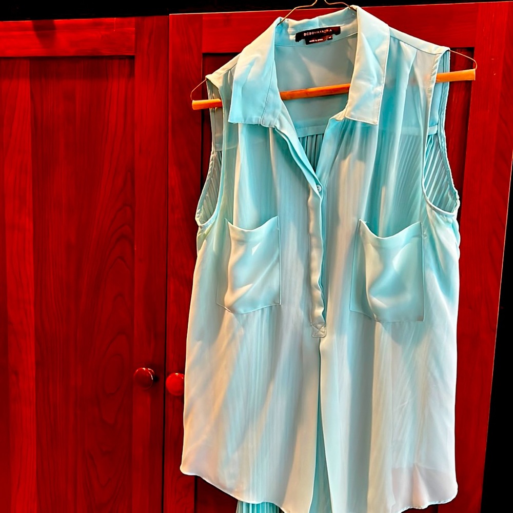 BCBGMAXAZRIA blue green sleeveless top with 2 front pockets, pleated back